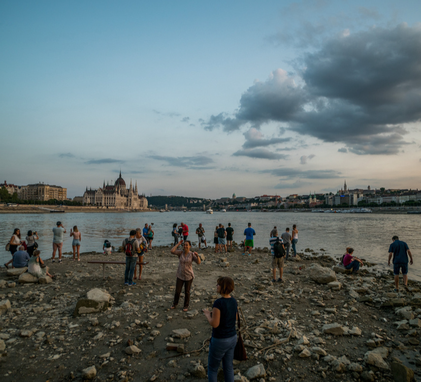 A Duna Budapestnél 2018-ban. Kép forrása: https://femina.hu/terasz/alacsony-vizallas-a-dunan-2018/