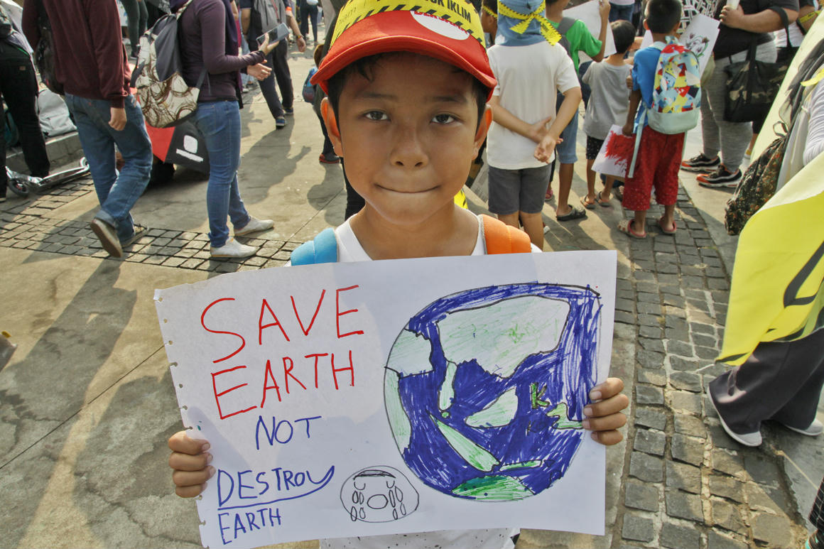 Az éghajlatváltozás gazdasági hatásai Dél-Kelet Ázsiában lennének a legsúlyosabbak, különösen Indonéziában, ahol ez a kisfiú tüntetett 2019-ben. Fotó: ADITYA IRAWAN/NurPhoto via AFP