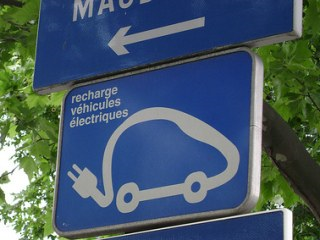 Elektromos autó töltőhelyét jelző francia tábla (Image © David Megginson)