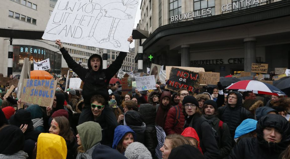 Több mint tízezer fiatal tüntet Brüsszelben 2019 januárjában egy eredményesebb klímapolitikáért