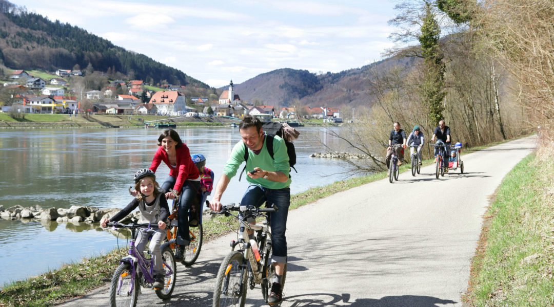 „Tour bikers pay 75 euro in average per day” (kép forrása: https://www.biketours.com/austria/danube-family-tour/)