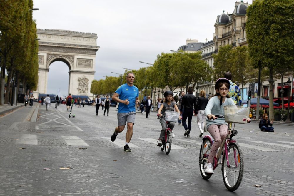 Egy autómentes nap 2019 szeptemberében a párizsi Champs-Élysées-en. Forrás: https://www.bloomberg.com/news/articles/2019-12-10/why-car-free-streets-will-soon-be-the-norm
