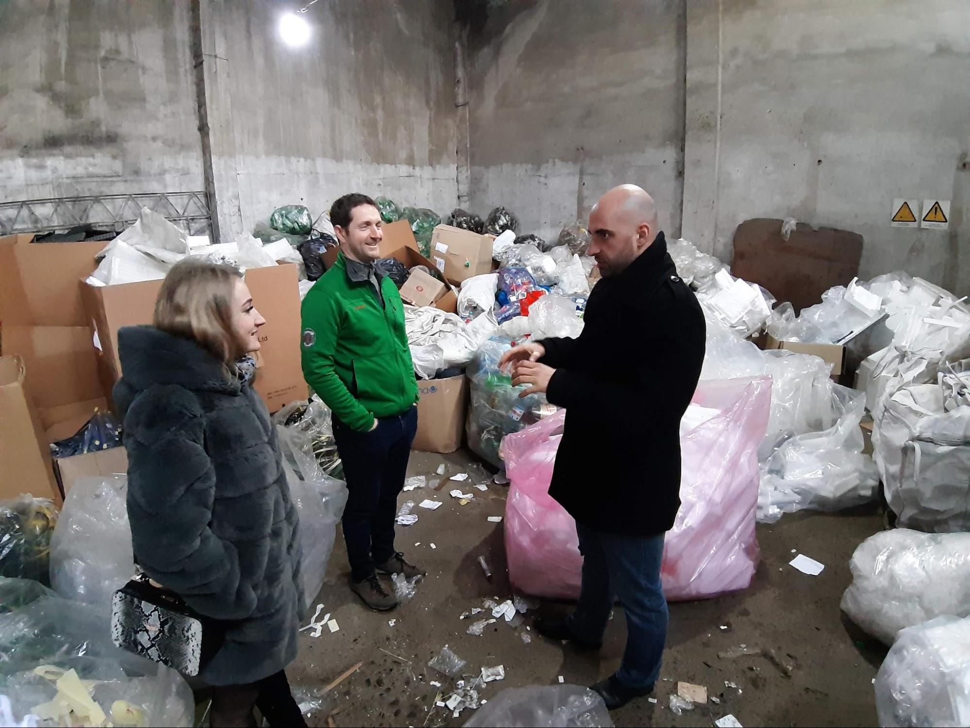 Ruszlán a hulladékudvar működését magyarázza Hankó Gergely hulladékgazdálkodási szakértőnek, a PET Kupa projektmenedzserének, és a KSZGYSZ ügyvezetőjének. Forrás: https://petkupa.hu/hu_HU/atleptuk-a-hatart