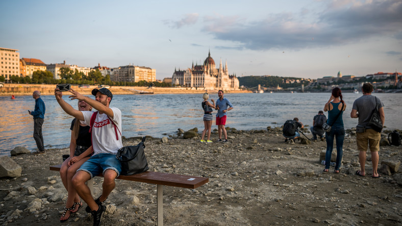 Walkers in the middle of riverbed at Budapest, autumn of 2018. Foto: MTI- Balogh Zoltán http://www.ovf.hu/hu/hirek-ovf/sajtokozlemeny-181016